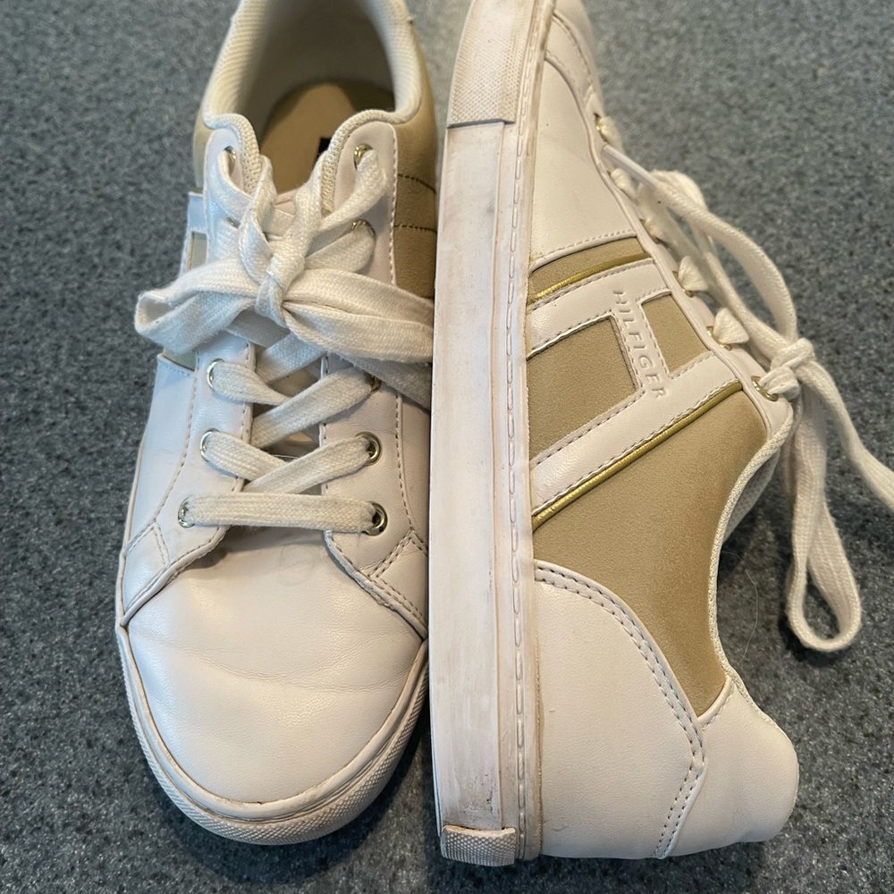 Tommy Hilfiger LEMII Women’s Sneakers Size 9 White with Gold Pre-Owned sneakers